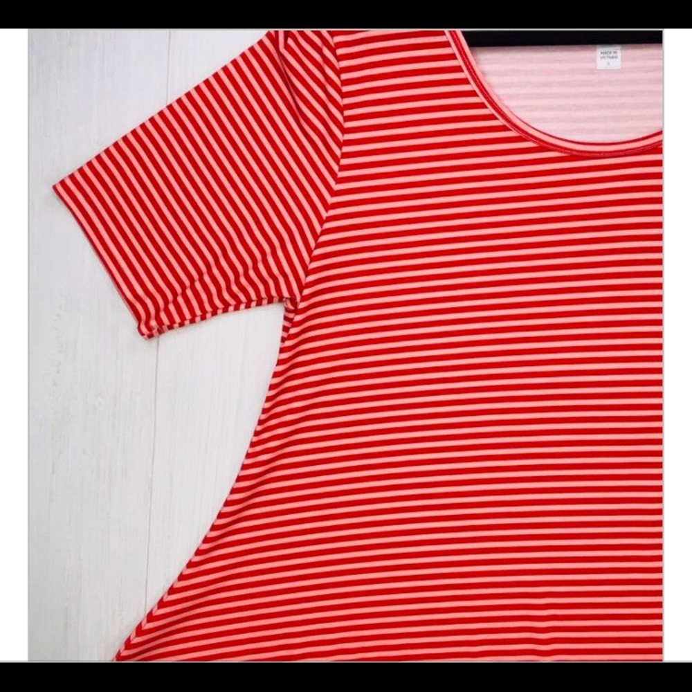 Small perfect t. Has split sides. NWOT
